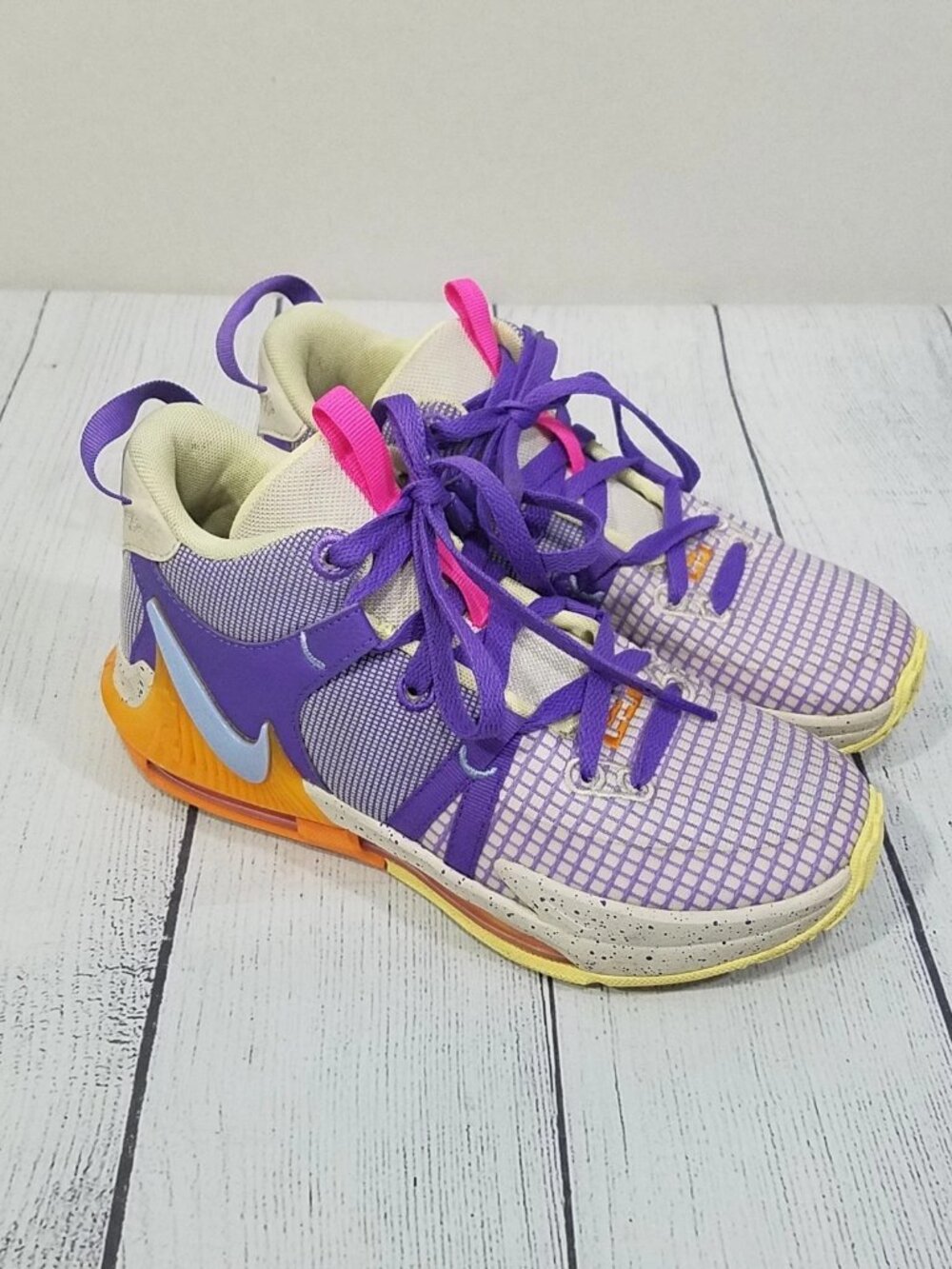 Nike Lebron Witness 7 GS Basketball Shoes Youth Size 5Y DQ8650-101